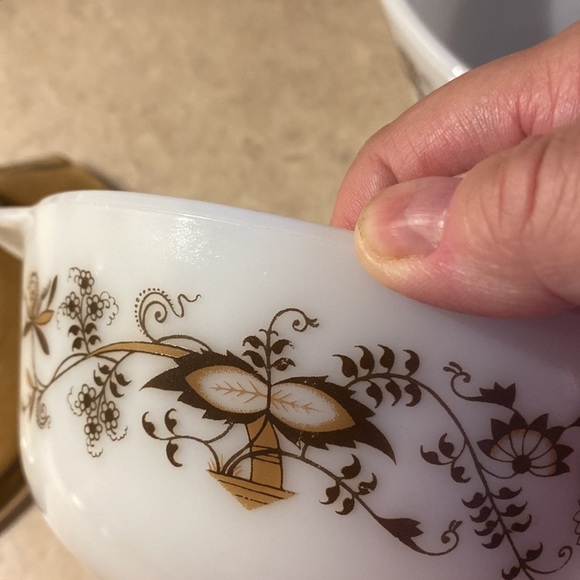 Pyrex 1970s Made in England Pyrex. Brown floral vine in white - Picture 11 of 11
